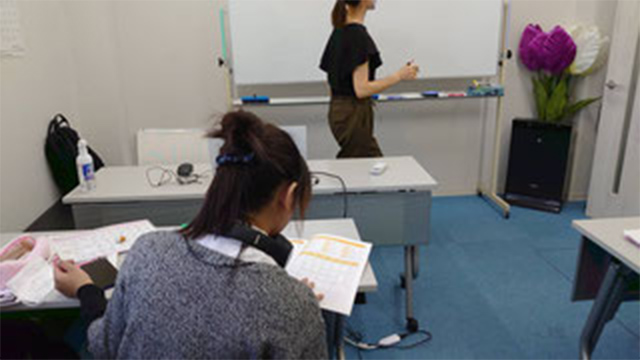 日本語を教える教師と生徒1人の授業風景